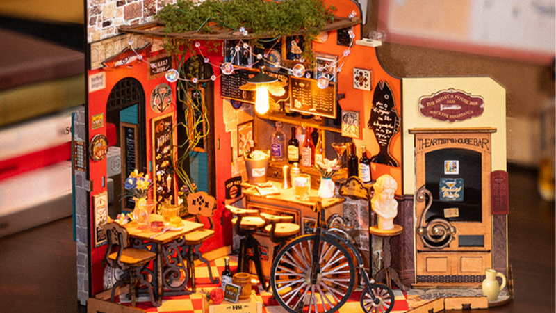 Monique vertelt over het miniatuurhuisje houten bouwpakket van de Cheers bar Dining van Rolife