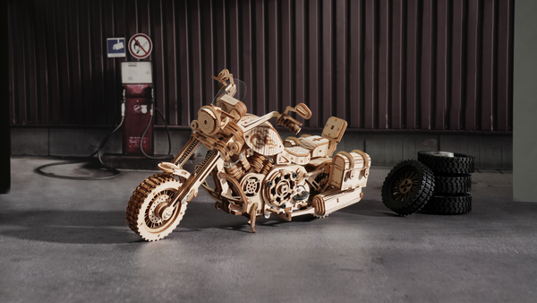 De Robotime Cruiser Motorcycle LK504 gebouwd door Erwin