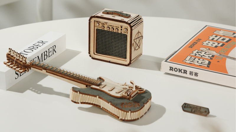 Houten muziek op je bureau? Maak een houten bouwpakket elektrische gitaar