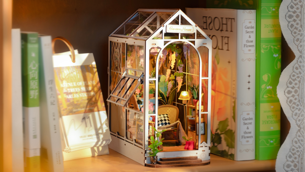 Moniques nieuwe favoriete bezigheid, houten bouwpakketten van book nooks: het Garden house.