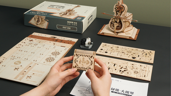 Magische cello in een houten bouwpakket van ROKR, gemaakt door Erwin creatieve bouwer en muzikant