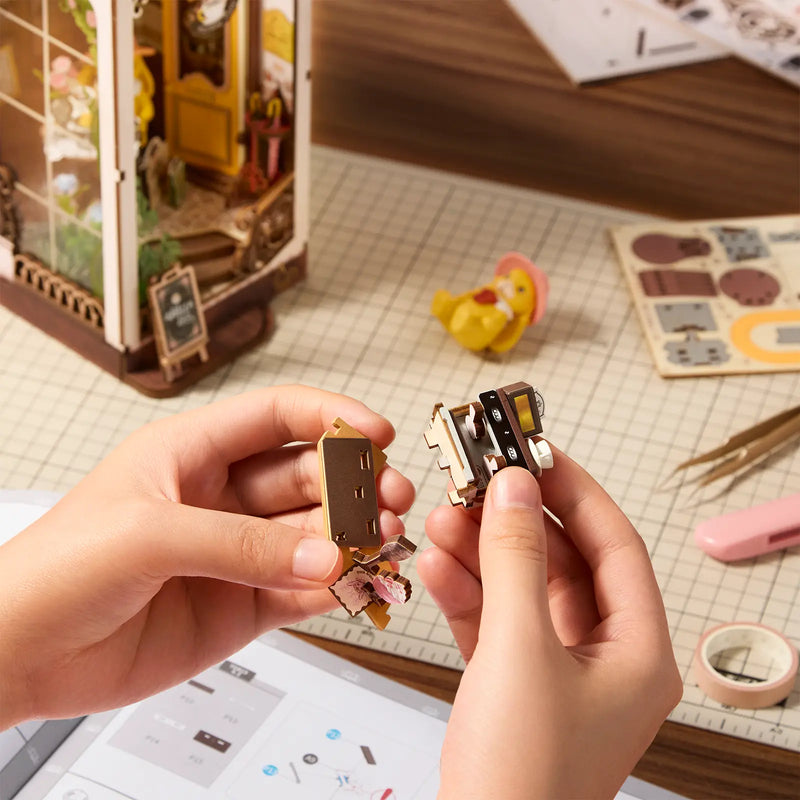 Robotime Book Nook Holiday Café TGB15